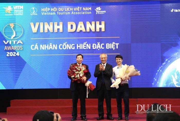 Chủ tịch Hiệp hội Du lịch Việt Nam Vũ Thế Bình tặng hoa vinh danh hai cá nhân công hiến đặc biệt 
